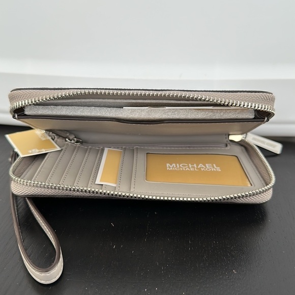 Michael Kors Jet set bright white zip around phone wallet wristlet - Picture 6 of 7